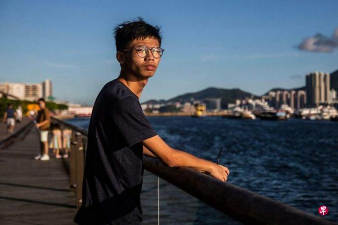 香港学生动源前召集人钟翰林抵英寻政治庇护