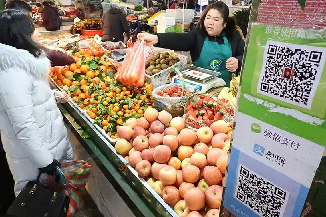 中国各个消费场景都可以使用电子支付,主要的平台就是微信支付和支付宝。(互联网)