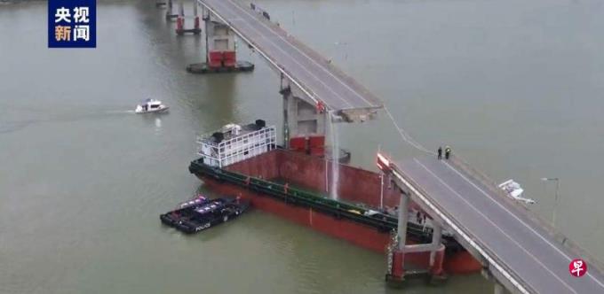 广州南沙沥心沙大桥被船只撞断 有车落水伤亡正核实