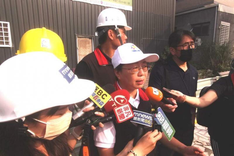 花莲县长徐榛蔚星期四(4月4日)说,北滨街大楼危及旁边居民和公共安全,决定连夜拆除,并启动住户后续安置。(温伟中摄)