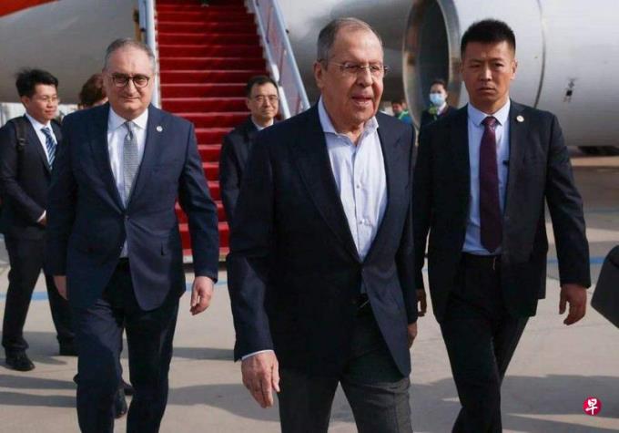 美国连续就中国“援俄”课题发警告 俄外长访北京引关注