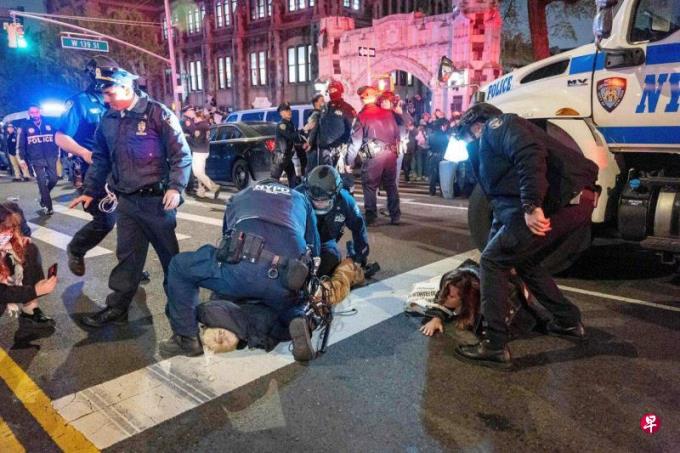 美国哥大学生占领校园大楼 警察爬窗拘捕示威者