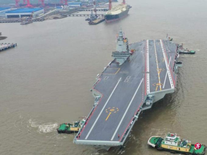 中国第三艘航母福建舰展开首次海试