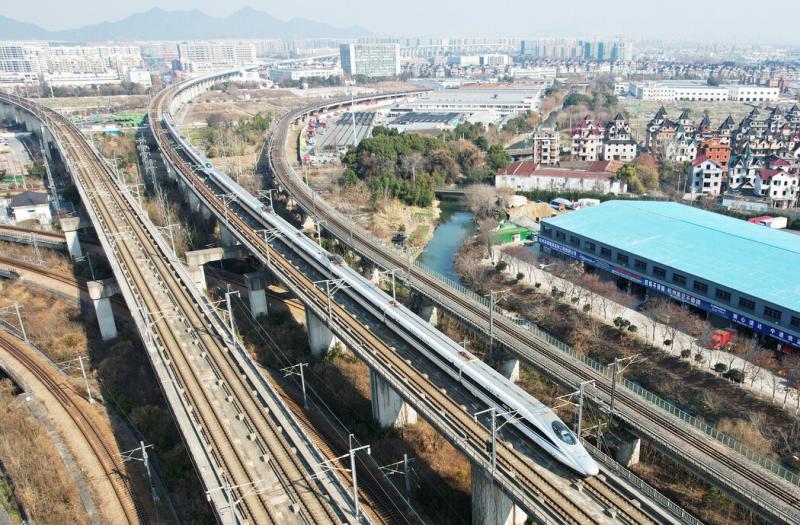 一月份在中国杭州运行的高速列车,该市三条高铁列车线路将于下月提高票价。