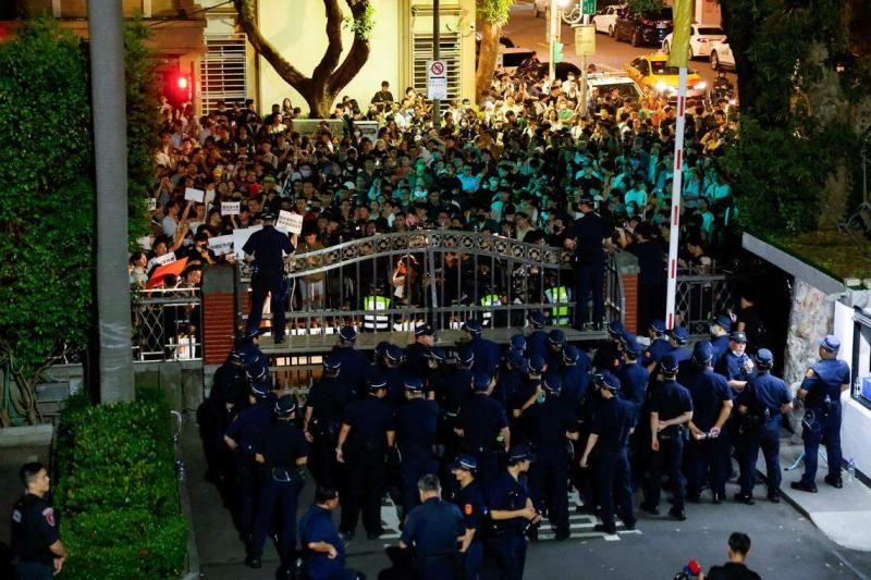 台湾立法院星期五晚审议蓝白所提立法院改革法案期间,不少台湾民众聚集在立法院门口外抗议。(路透社)