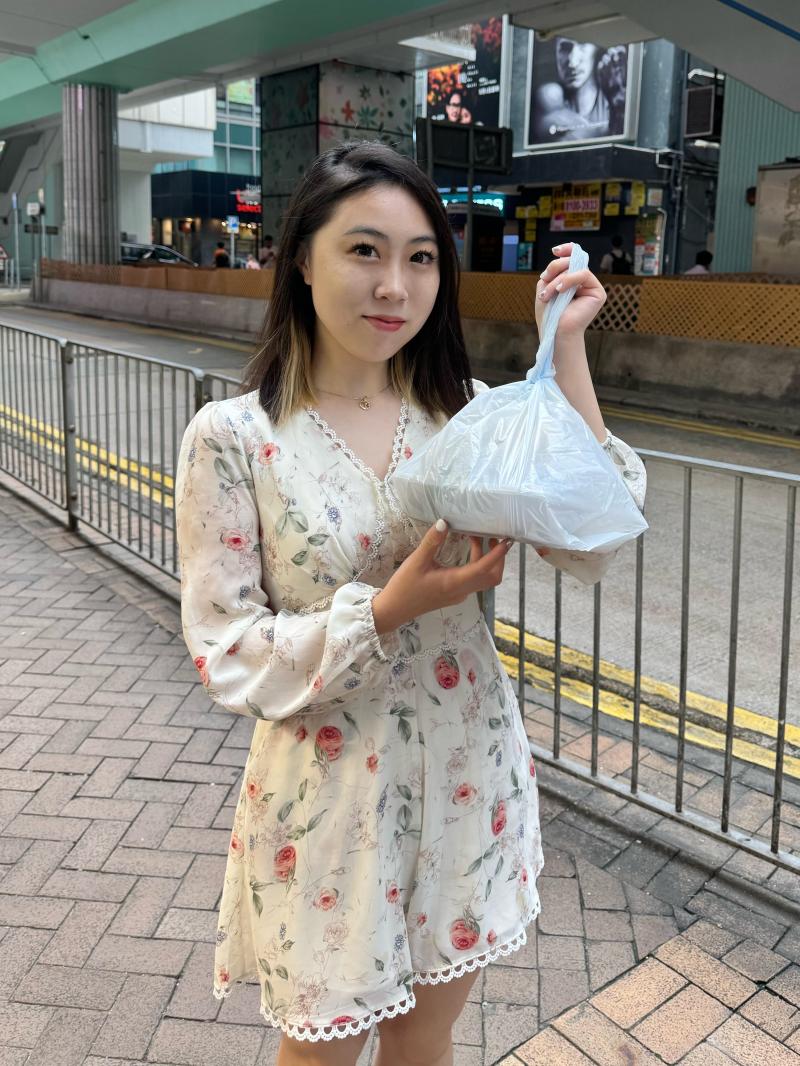 冯华颖平日中午只有一个小时的吃饭时间,去餐厅要排很久的队,买两餸饭饭盒价廉、选择多又省时间。(戴庆成摄)