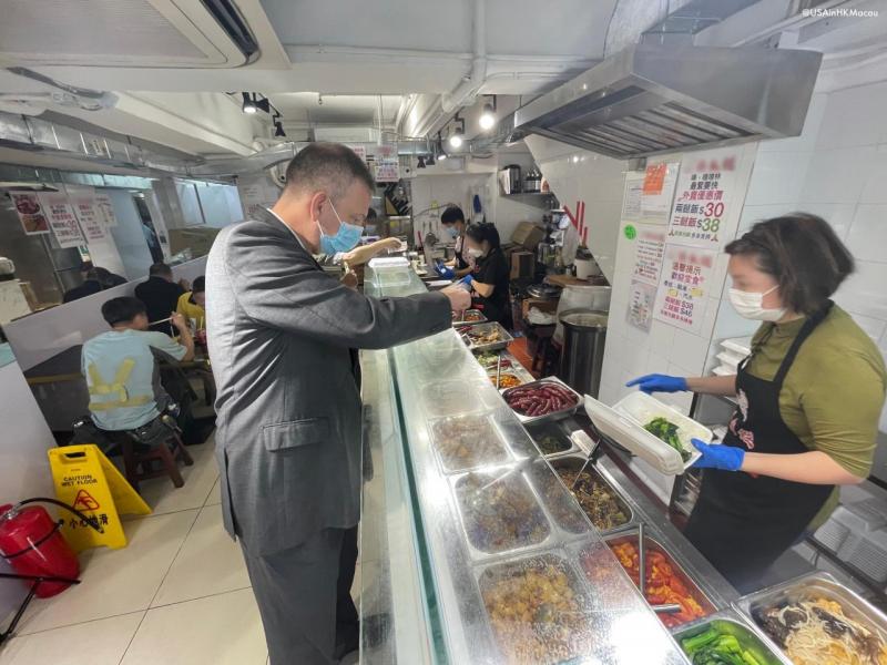 美国驻港澳总领事梅儒瑞2022年11月光顾两餸饭店。(取自美国驻港澳总领事馆脸书)