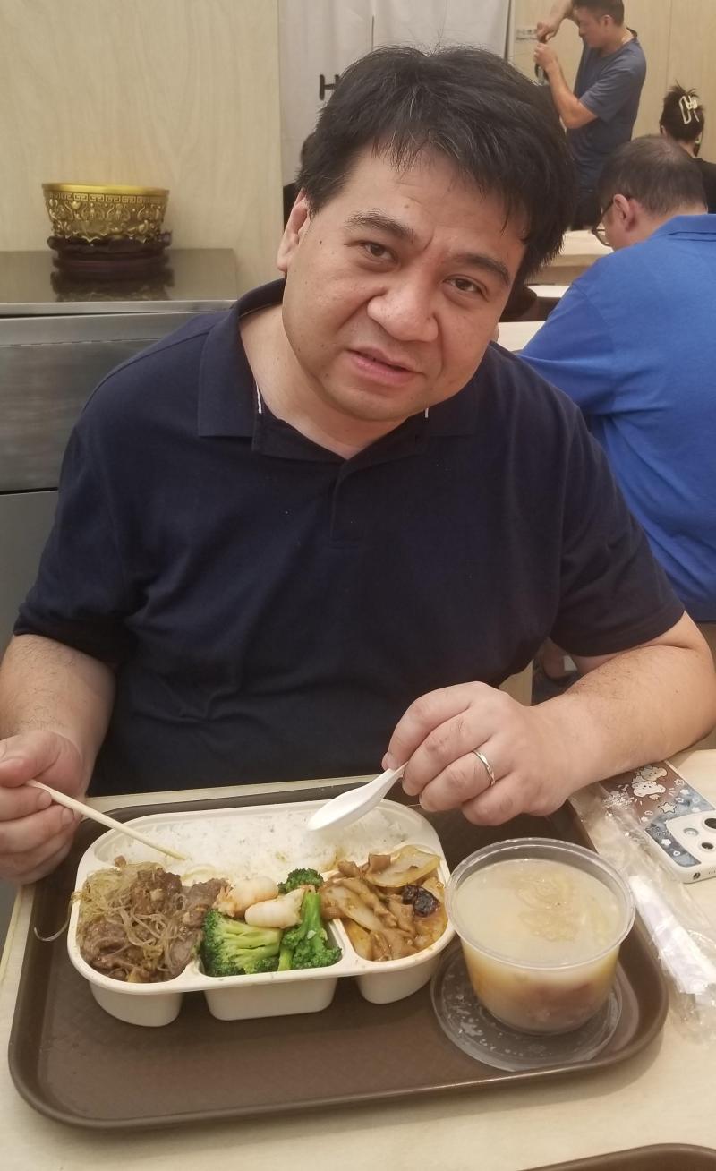 脸书“香港两餸饭关注组”创办人黄旭熙认为,一般餐厅和两餸饭店是两种不同市场,两餸饭的市场已经成型,未来也不会轻易被淘汰。(戴庆成摄)