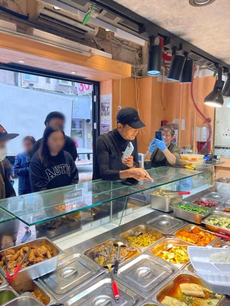 有网民去年底在脸书“香港两餸饭关注群组”上载了周润发(戴黑帽)出现在上环某家两餸饭餐厅的照片。(取自脸书)