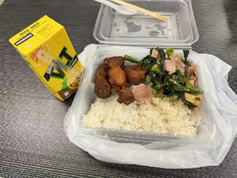 这份两餸饭的配菜是里脊肉串和午餐肉炒青菜,价格36港元(6.20新元)。(戴庆成摄)