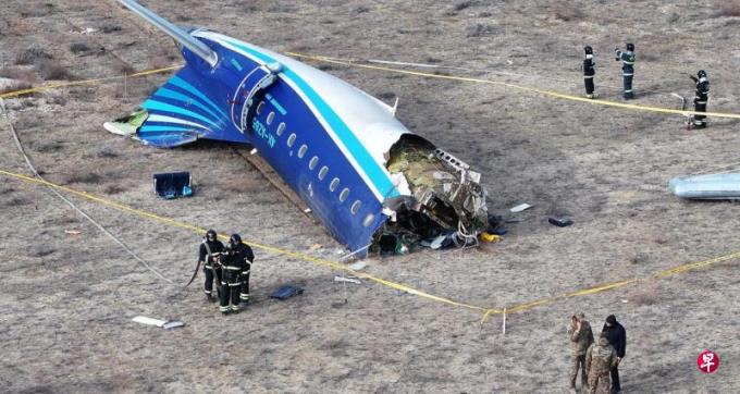 疑因鸟群撞击 阿塞拜疆载72人客机坠毁