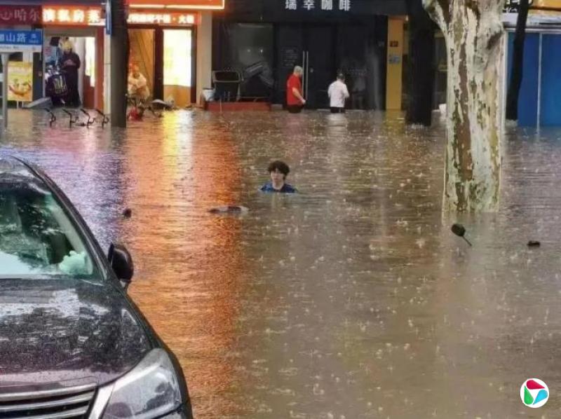 武汉暴雨多处内涝 武大门口水淹到行人肩膀