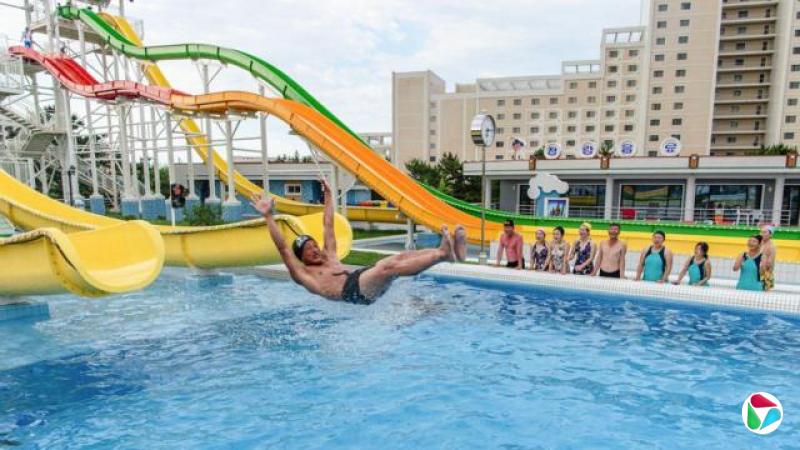 �����ο��ڡ�Ԫɽ���麣������������Wonsan Kalma Coastal Tourist Area���ڵġ���ɳʮ��ˮ����԰����Myongsasimni Water Park�����ۿ�һ������ʹ�û��ݻ�����Ӿ�أ��ص�λ�ڳ��ʽ�ԭ��Ԫɽ�С�