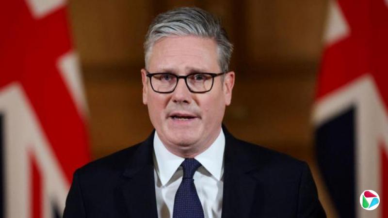 Ӣ�����������˹��Ĭ��ʿ��Sir Keir Starmer��������˹��Ĭ��վ��Ӣ������ǰ�������ӽ���