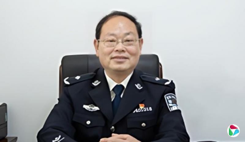 �м�ί����ͨ���������쵼�����֣�������᳹�������涨����ѧϰ�����ڼ䣬Υ��������룬�ѱ���ְ��