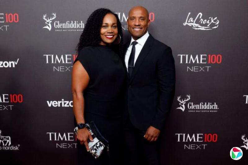 ά�˶ࡤ���帥 (Victor Glover) ��ϯ��ŦԼ�оٰ��Time100 Next at Second�ʱ��������װ����������ں�̺����һλδ͸¶������Ů�Ӻ��ա�