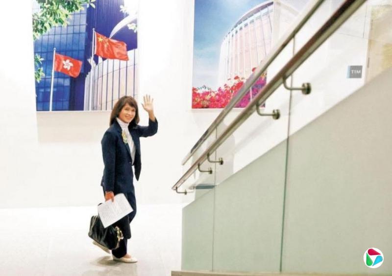 ж�θ���������Ա �����׳����׺�һ��Ц��