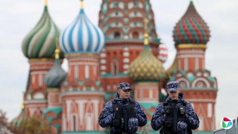 �������������Բʷ�������ñ�ӡ�������ɫ���ĵ�����һ������һ����ɫʯͷ�����ǰ��һ�߽�̸������õ�Բ��������ɫ����ɫ����ɫ�ͽ�ɫ��ͼ����