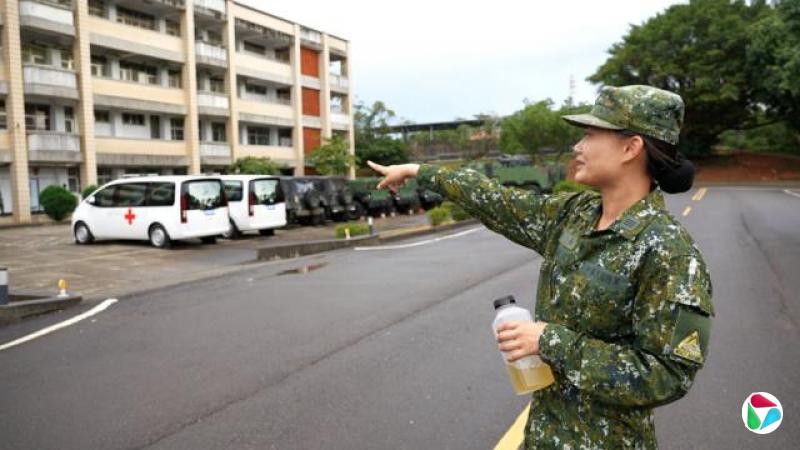 郑宇君在陆军营区内接受专访。