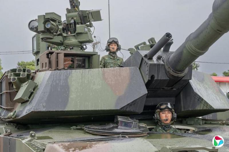 今年七月,台湾汉光演习期间举行M1A2T主力战车的演训,其中多名操作人员为女性。照片中坦克车长为女性。