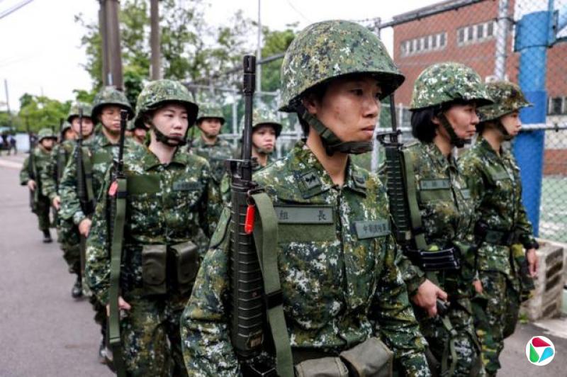 一群台湾女性军人正在参与军事演习。