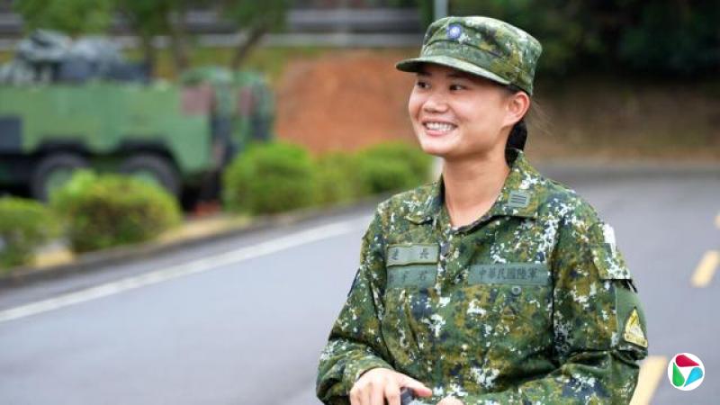 陆军装甲兵训练指挥部上尉郑宇君接受专访时于基地拍摄。