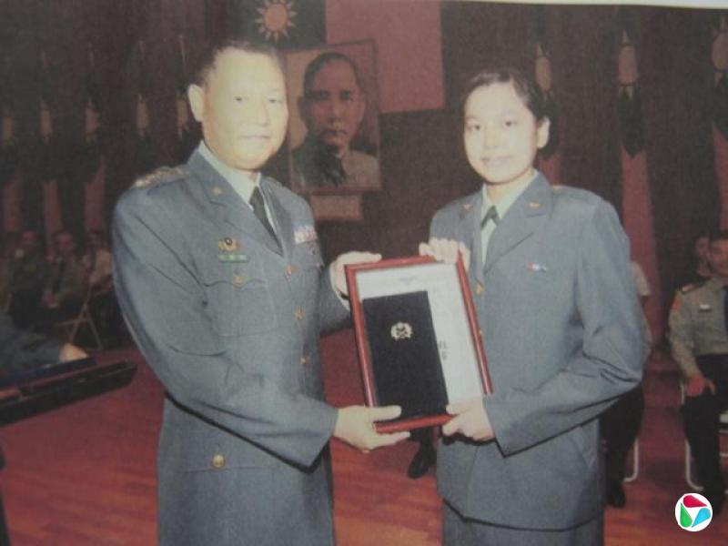 退伍军人谢昀希过去接受军队长官表扬的照片。