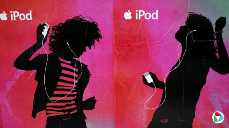 ���ݾɽ�ɽĳ��¥�������ŵ�һ�� iPod ������������������ɫ��Ӱ���Ű�ɫiPod������ɫ���߶������ڷۺ�ɫ����ǰ�������衣ƻ����־�͡�iPod������Ҳ�����ڻ����С���2006��5�£�