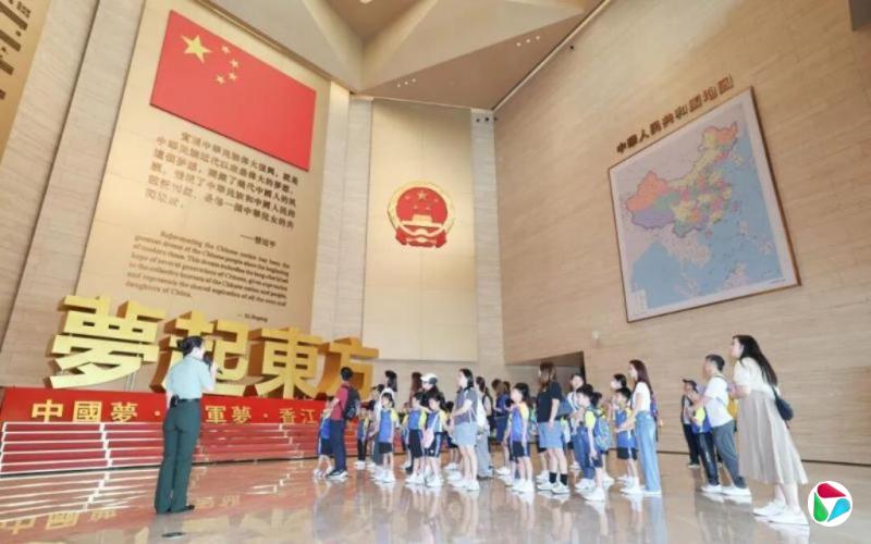 解放军驻港部队组织近2000名港青体验军营