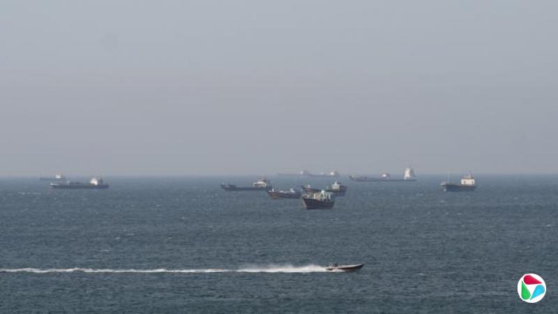 阿曼穆桑代姆对开的霍尔木兹海峡上,船只与油轮停泊在水面上(18/4/2026)
