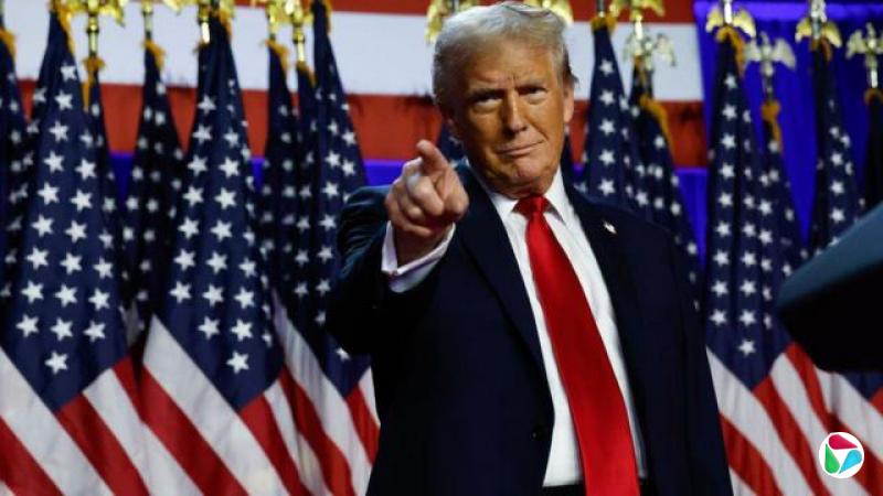 ������վ��һ����������ǰ��΢Ц�����һ����ָָ������