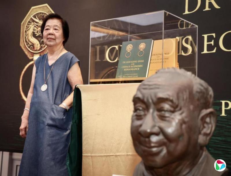 吴庆瑞遗孀出画册 纪念丈夫为中国改革开放献策特殊历史