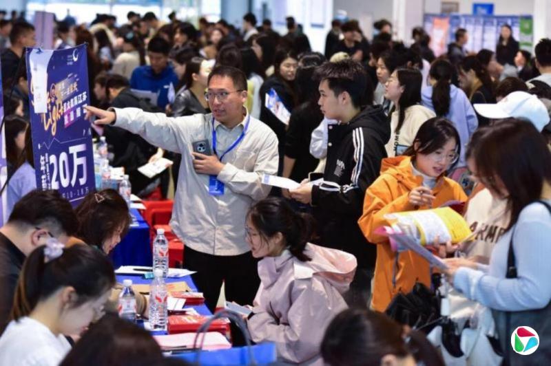 中国4月青年失业率跌至16.3%