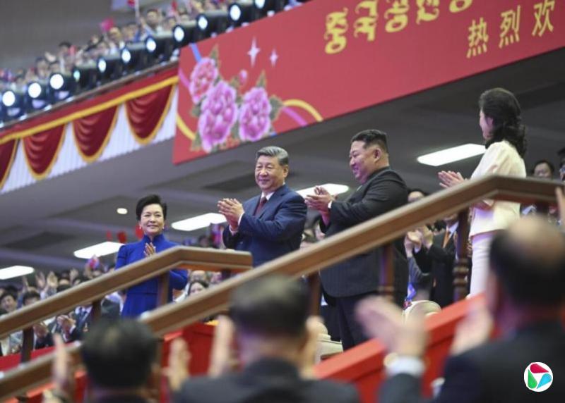 习近平和彭丽媛观看朝鲜专场文艺演出