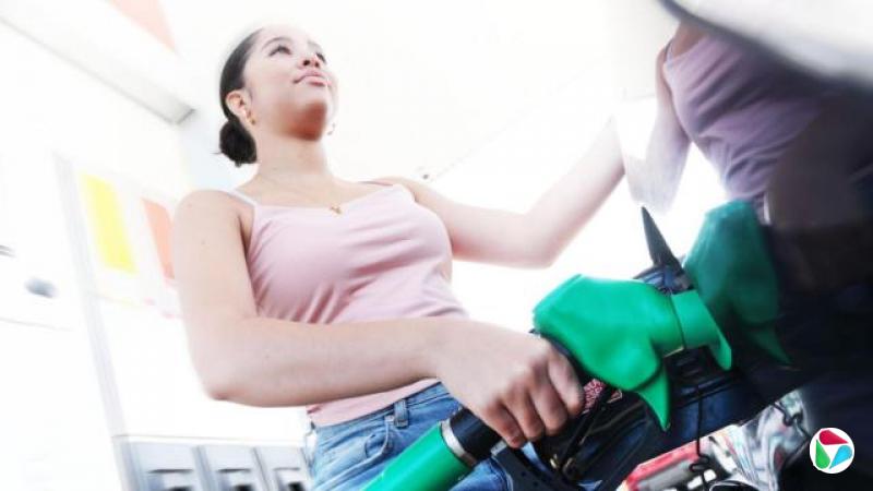 һ������Ů���ڼ���վΪ������������